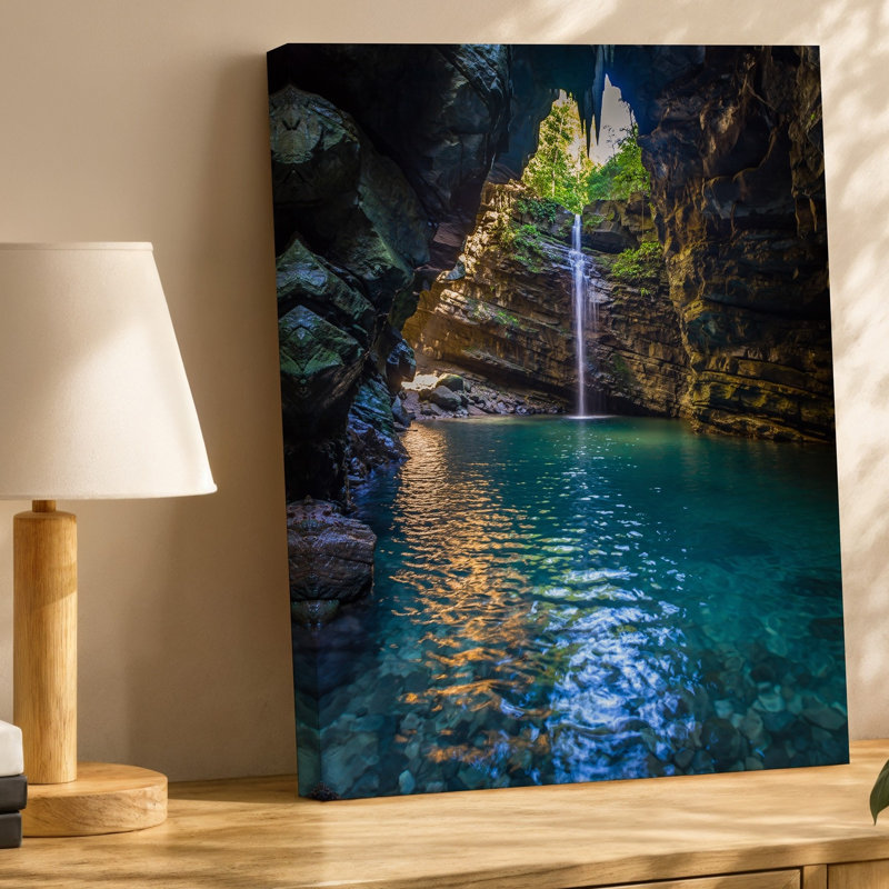 Toile, une scène de grotte sereine sereine avec une cascade d'eau que l'art mural se jette dans une piscine tranquille d'eau cristalline
