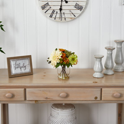 Arrangement floral dahlia dans un vase