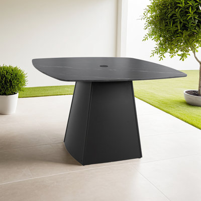 Table d'extérieur 44 po avec plateau en pierre frittée noire, base évasée en aluminium, idéale pour les repas sur le pont