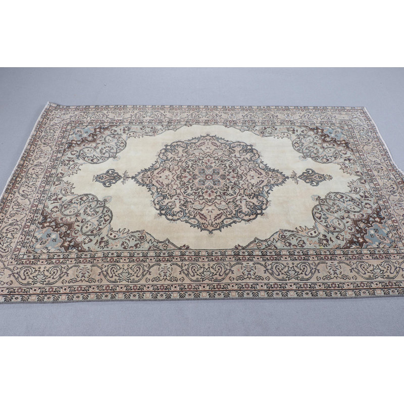 Tapis turc rétro vintage beige idéal pour la salle à manger avec motif coloré Oushak