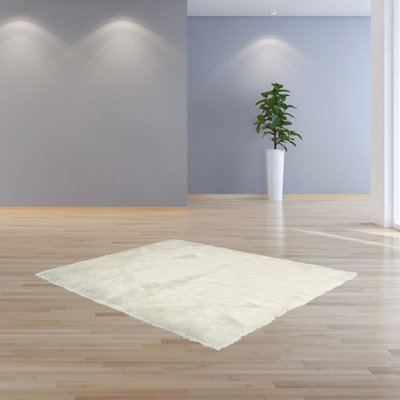 Tapis rectangulaire en fausse fourrure blanc cassé 5 pi x 8 pi