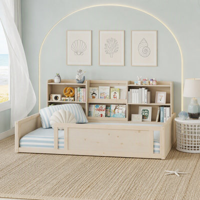 Lit plateforme en bois avec barrière de sécurité et tablettes de rangement latérales