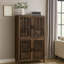Grande armoire d'appoint à 4 portes en pin foncé avec détails complexes et lattes verticales, parfaite pour les solutions de rangement élégantes.