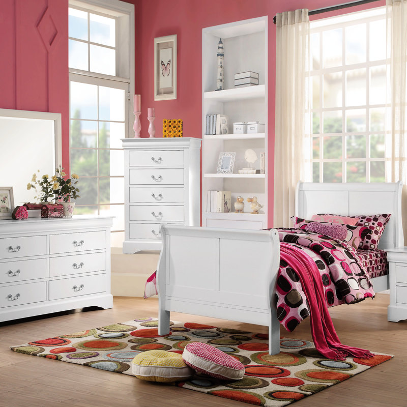 Élégant lit simple en bois massif blanc pour une apparence de chambre à coucher élégante