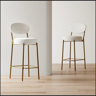 Luxueux tabourets de bar rembourrés en velours avec dossier, repose-pieds et conception ergonomique pour une assise confortable dans les cuisines modernes