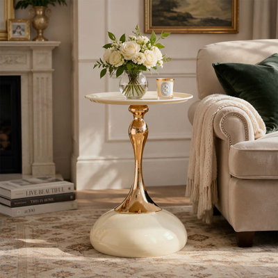 Table d'appoint ronde compacte pour petits espaces, idéale comme table basse de salon ou table de bout avec finition dorée élégante