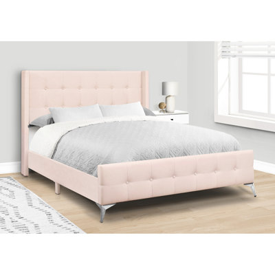 Grand lit en velours rose avec boutons et cadre en métal rembourré en mousse courbée