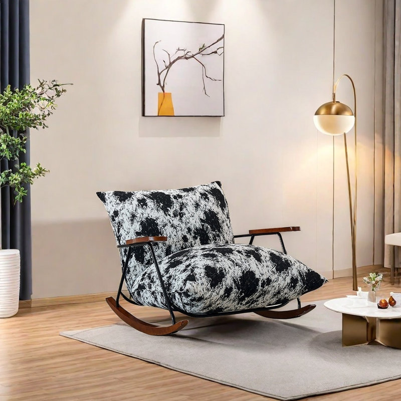 Chaise vintage en tissu avec accoudoirs en bois