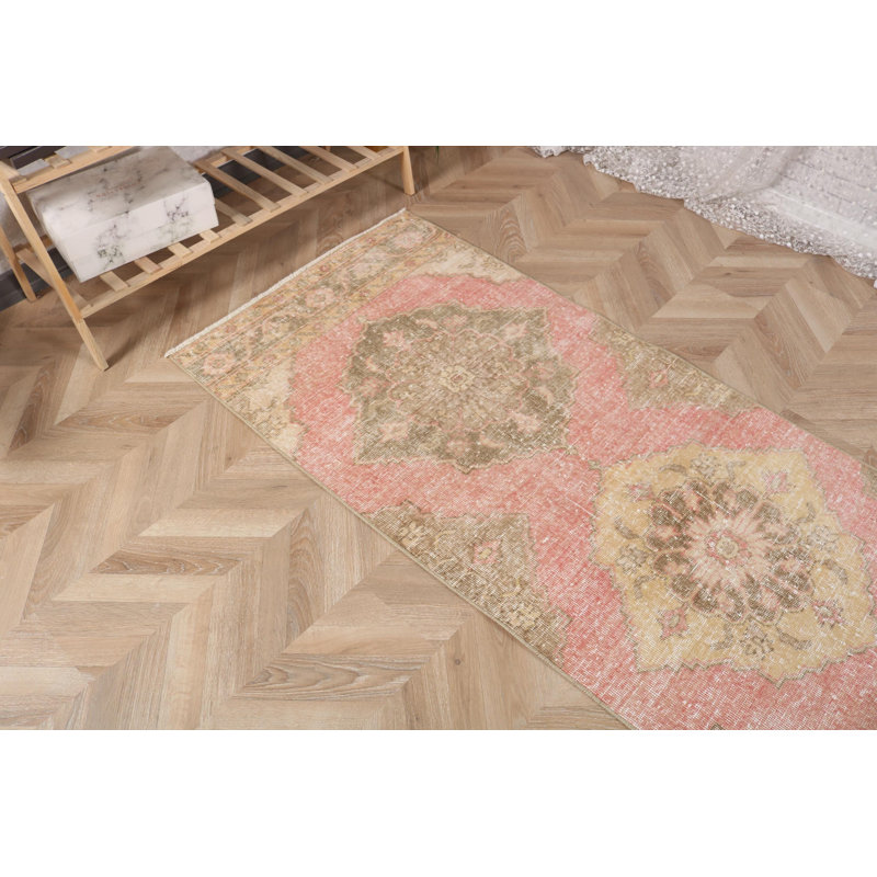 Tapis de couloir vintage turc Oushak: idéal pour les couloirs aux motifs orientaux rouges complexes