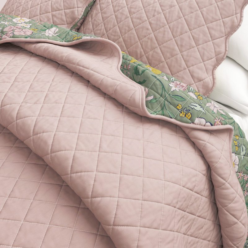 Reversible Floral Print Scallopeded Edge Cotton Quilt Set, King/California King Quilt + 2 Shams