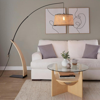 Lampe sur pied Robyn-Salon Mid-Century moderne en bois naturel et métal noir avec abat-jour en rotin naturel
