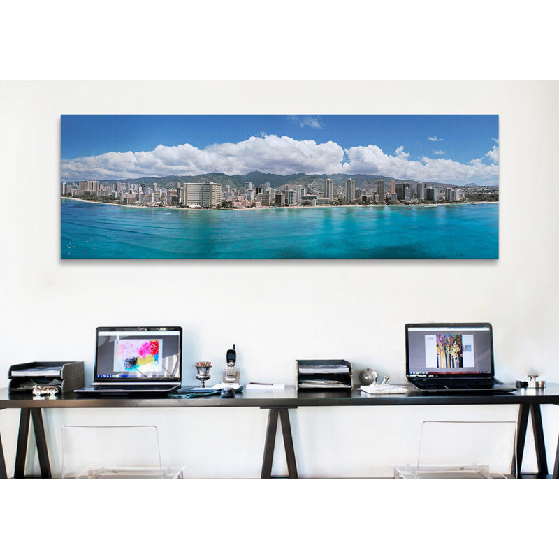 Bâtiments au bord de l'eau, Honolulu, Oahu, Hawaï - impression sur toile tendue, H 20 po x l 60 po x P 1,5 po, Toile tendue