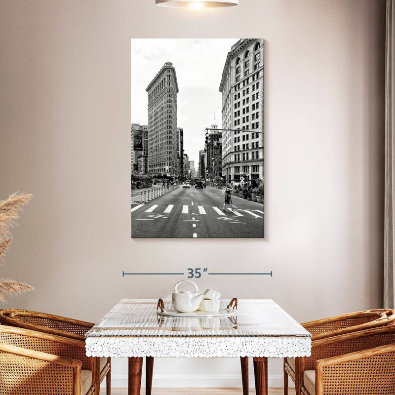 Aime The Flatiron Building, H 48 po x l 32 po