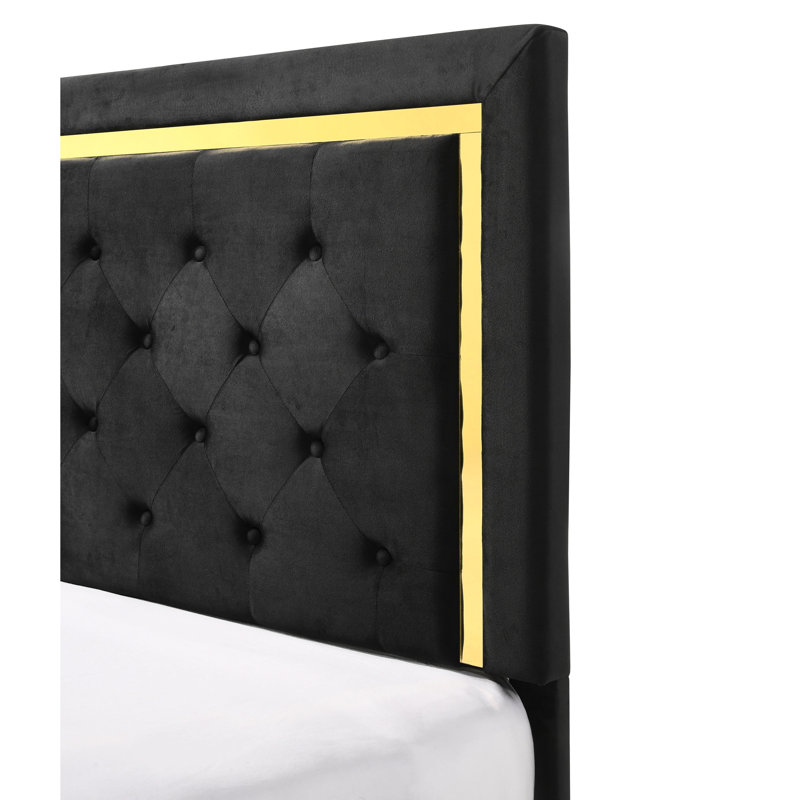 Très grand lit glamour avec revêtement en tissu noir et pieds dorés
