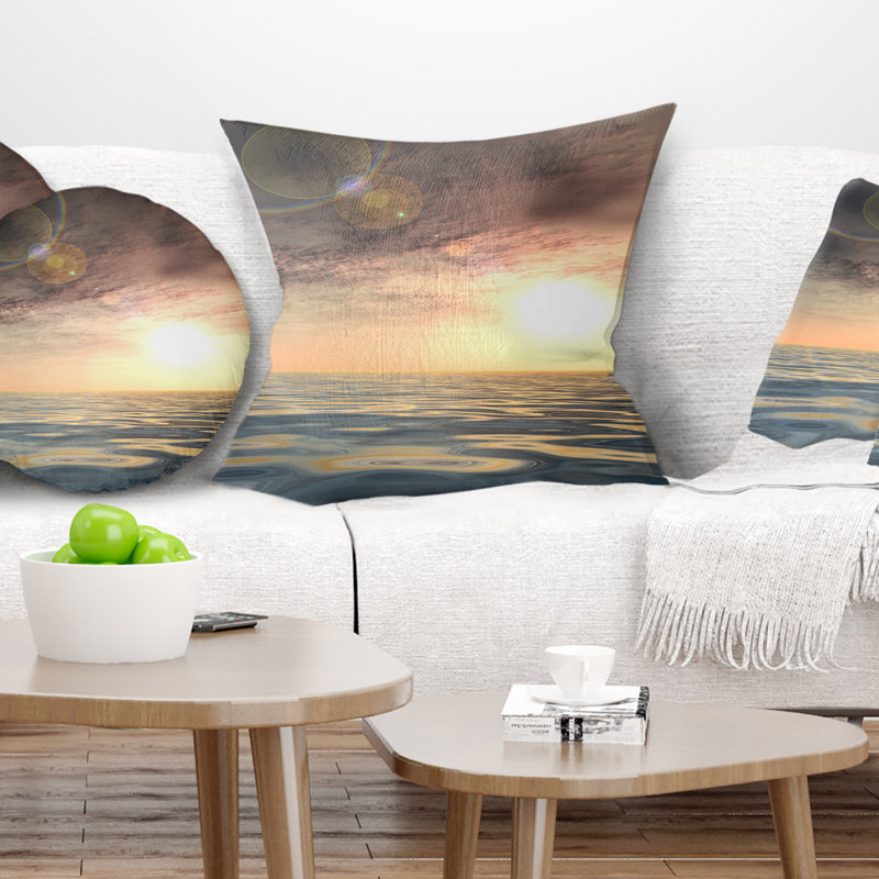 Coussin de mer ciel foncé avec nuages au soleil, Carrée 18 po x 18 po