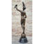 Silhouette de femme nue tenant une coquille de conque - Sculpture en bronze par Danese Cattaneo