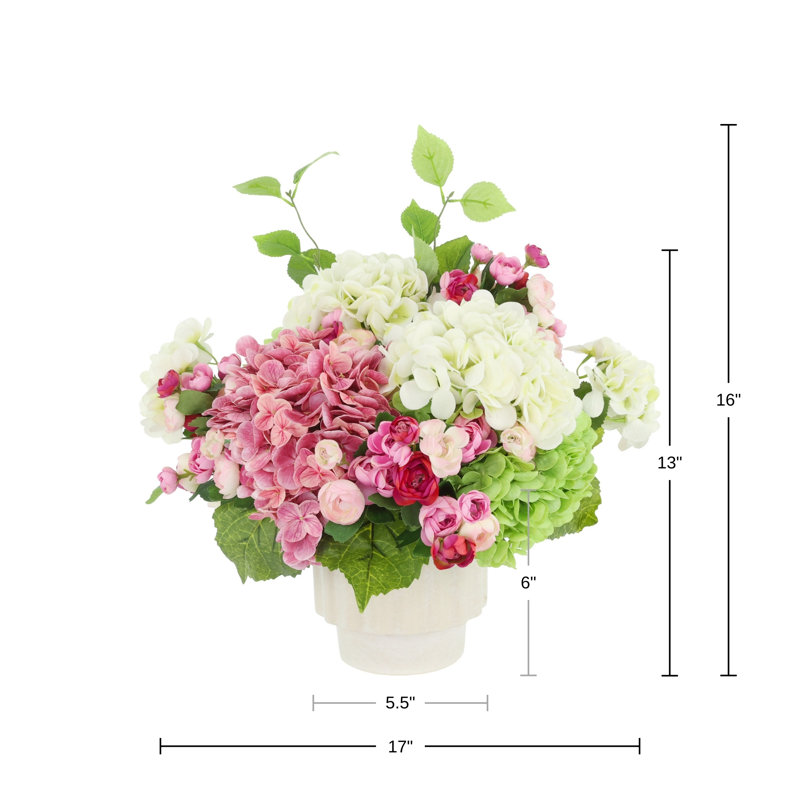 Hortensias et renoncules disposés en pot en céramique