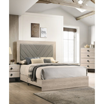 Grand lit contemporain 1pc avec tête de lit en V gris et structure en bois d'hévéa (aucun sommier requis)