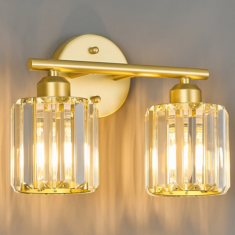 Applique murale verticale moderne à 2 lumières en cristal Kyneisha, à placer au-dessus du miroir de la coiffeuse ou du lavabo. Compatible avec les ampoules à intensité variable (ampoules non comprises).