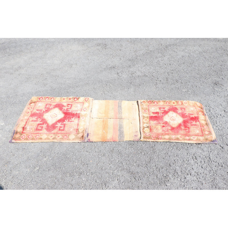 Tapis turc rétro tissé à la main dans un motif géométrique rouge servant de tapis de porte élégant pour un décor élégant