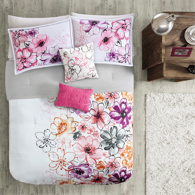 Très grand / très grand lit avec édredon floral rose et caractéristique de qualité asymétrique pour les lits, Rose