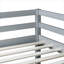 Lit mezzanine double à profil bas, bois d'hévéa massif de couleur grise avec large échelle intégrée, espace ouvert sous le lit pour l'organisation de la chambre à coucher