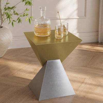 Table d'appoint design aux formes abstraites, en acier inoxydable brossé, meuble d'appoint contemporain pour les intérieurs modernes