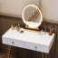 Table avec lampe miroir, coiffeuse avec tabouret rembourré et table pour chambre à coucher