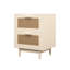 Table d'appoint en bois avec détails pour un décor de chambre à coucher polyvalent et élégant