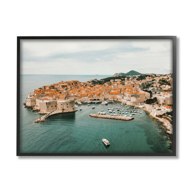 «Seaside Port Town Architecture» par Krista Broadway - photographie à cadre flottant sur bois