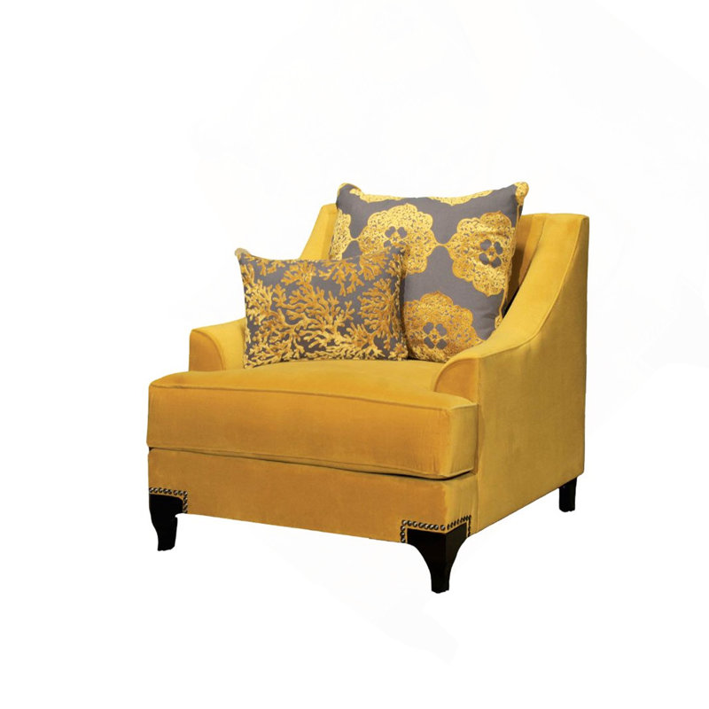 Fauteuil à accoudoirs bas avec coussin en T et garniture cloutée sur les pattes avant avec coussins décoratifs dorés et gris inclus