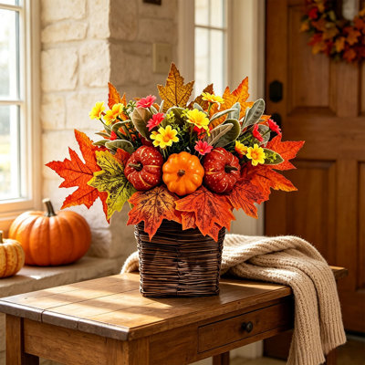 Décoration d'automne : panier suspendu mural avec fleurs artificielles, citrouille et feuilles d'érable, idéal pour décorer votre porche ou votre maison. Décoration florale artificielle d'automne, citrouille et feuilles d'érable.