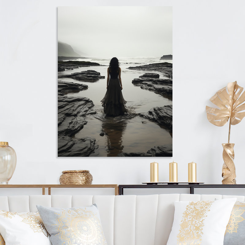 Femme solitude sur une plage rocheuse I - Art mural moderne en métal enveloppé, H 32 po x l 16 po x P 1 po