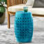 Table d'appoint unique en métal en forme de tonneau découpée en dentelle pour une utilisation extérieure, mobilier de patio durable et polyvalent-390116474