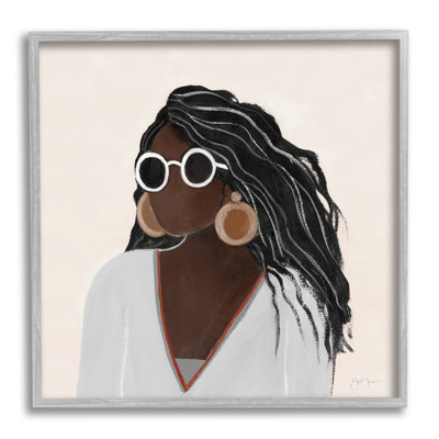 Portrait de femme avec lunettes de soleil audacieuses, mode confortable par Tava Studios - impression sur toile non encadrée