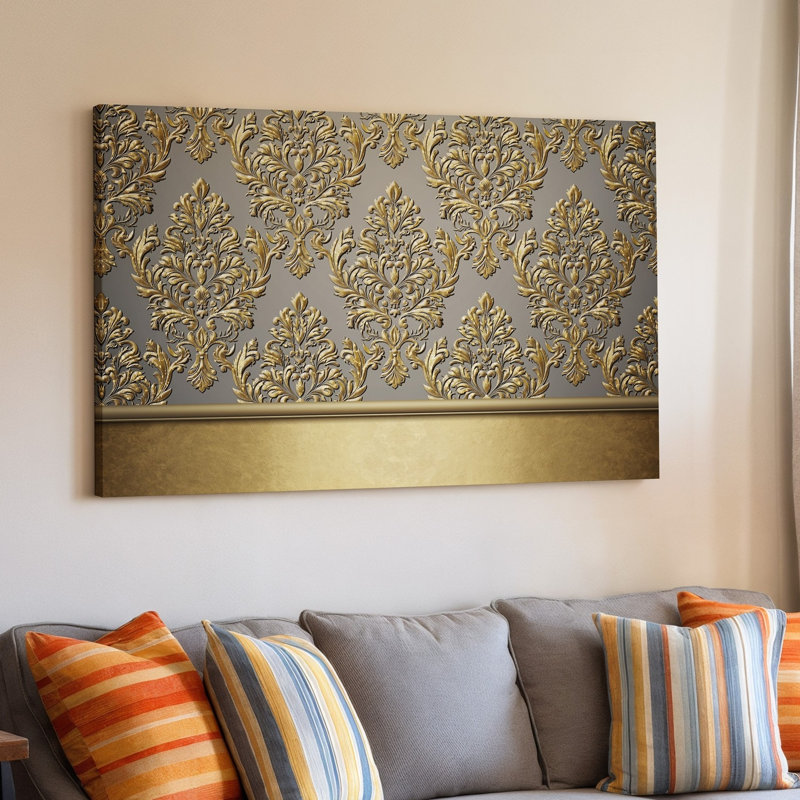 La toile crée un design de papier peint élégant avec un motif damassé complexe en or chatoyant contre un taupe doux