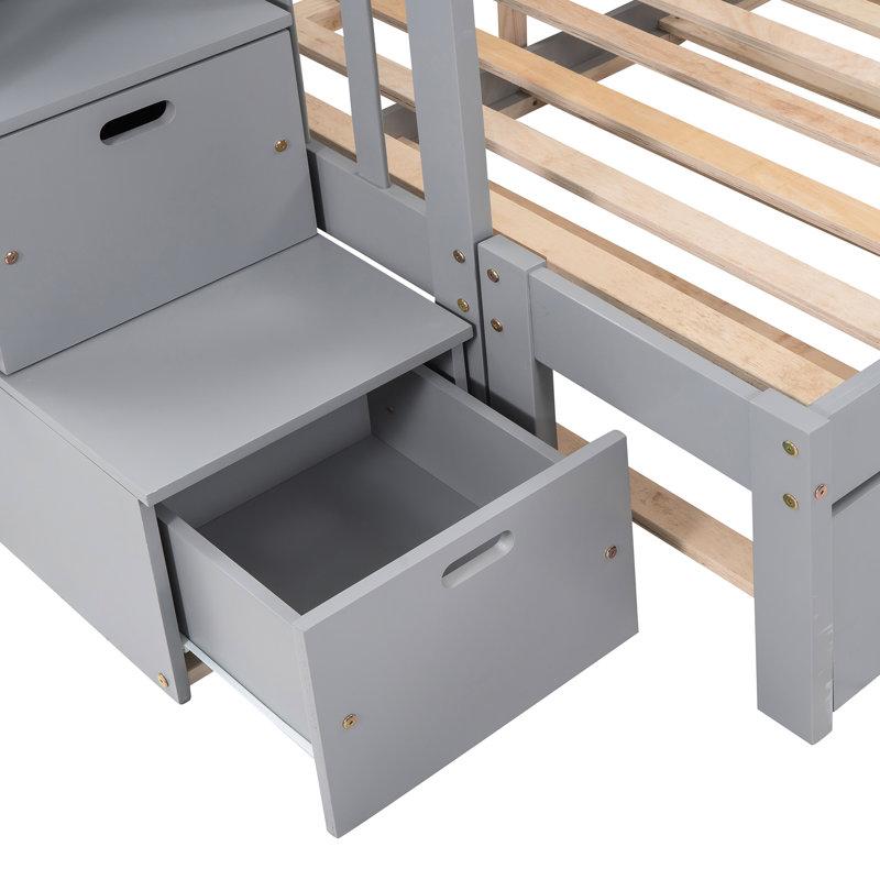 Lit superposé simple au-dessus d'un lit double avec lit gigogne, gris, rangement - tablettes et tiroirs au design riche, escalier de chaque côté, garde-corps en longueur, structure en pin massif à quatre marches pour faciliter l'escalade, compartiments,