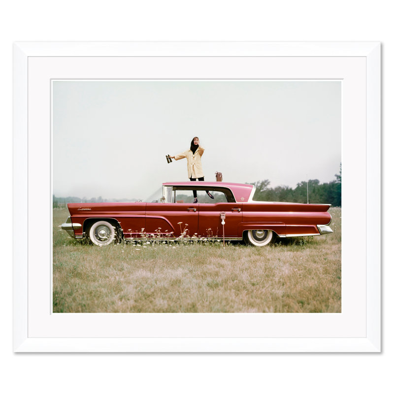 «Vogue Magazine», Model debout sur un Continental Mark IV de 1958, John Rawlings, 13 fevrier 2016