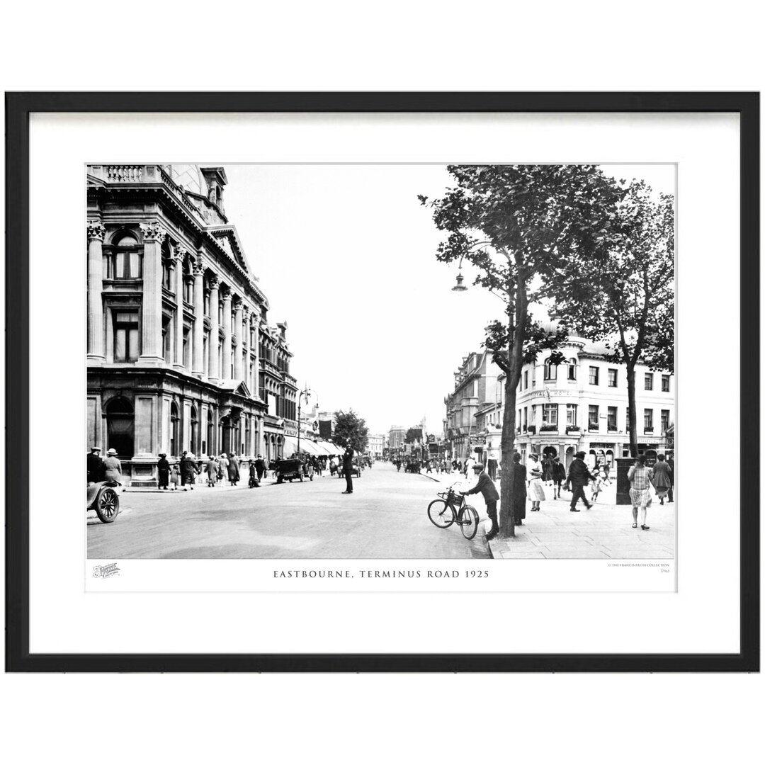 Gerahmtes Papierbild - Fotografie „Eastbourne, Terminus Road 1925” von Francis Frith