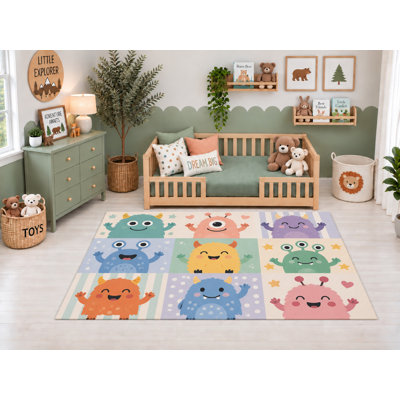 Tapis d'intérieur ultra mince 152 x 213 cm (5' x 7') à motif de courtepointe de monstres mignons et sympathiques, idéal pour la chambre d'enfant, la crèche, la salle de classe et la salle de jeux. Doux et à poils courts, avec revêtement antidérapant en silicone.