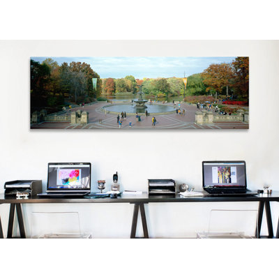 Touristes dans un parc, fontaine Bethesda, Central Park, Manhattan, New York, État de New York, É.-U. par Panoramic Images - Impression sur toile tendue sur châssis