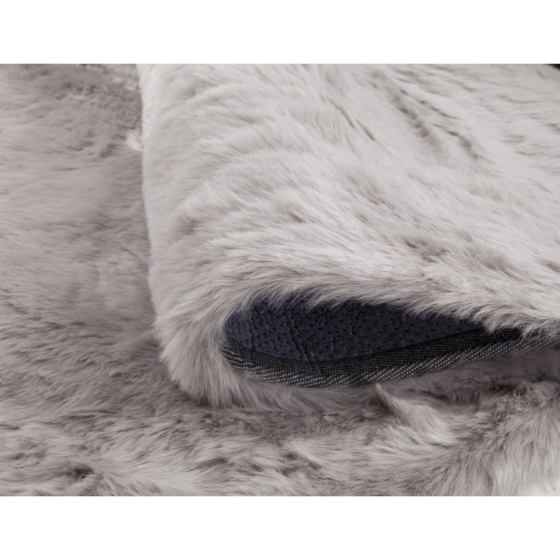 Tapis argenté en fausse fourrure, Rectangle de 5 pi x 8 pi