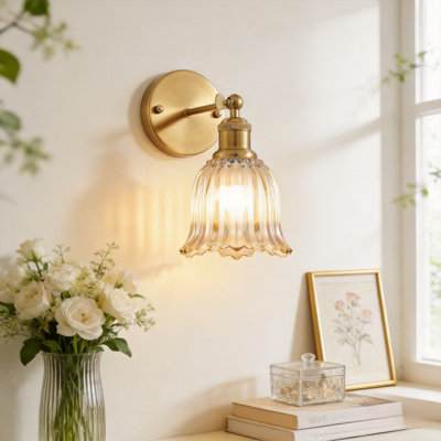 Ensemble de 2 appliques murales rechargeables à DEL avec télécommande, lumière sans fil à piles avec abat-jour en verre côtelé fleur ambrée, 12 couleurs RVB à intensité variable 3000K-6000K, ampoules incluses
