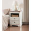 Table de chevet blanche antique avec compartiment ouvert, bois rustique pour la chambre à coucher et le salon
