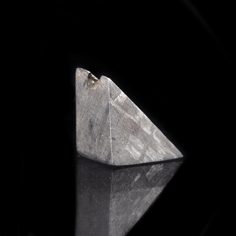 Météorite Muonionalusta - ancien rocher de fer et de nickel dans une boîte de présentation