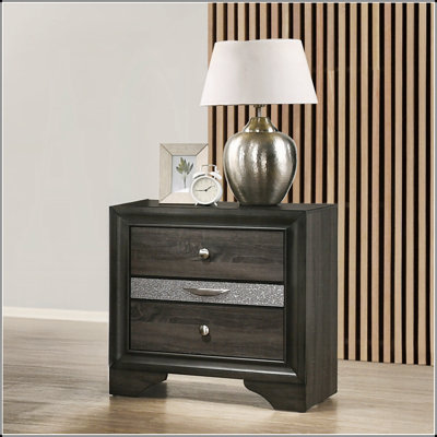 Table de chevet contemporaine en bois avec tiroirs spacieux et compartiment à bijoux doublé de feutre, parfaite pour les chambres à coucher modernes.