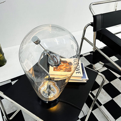 Petite lampe de table moderne en métal argenté avec abat-jour en verre pour le salon de la chambre à coucher, ampoule incluse