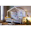 Lit simple avec tablettes, lit maison avec fenêtre et bande lumineuse étincelante sur le toit
