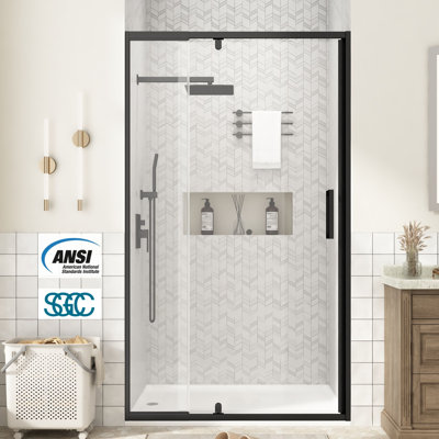Porte de douche pivotante encadrée de 38 à 42 po L x 72 po H, en noir mat, avec verre trempé transparent de 1/4 po, pellicule anti-éclats et revêtement facile à nettoyer.