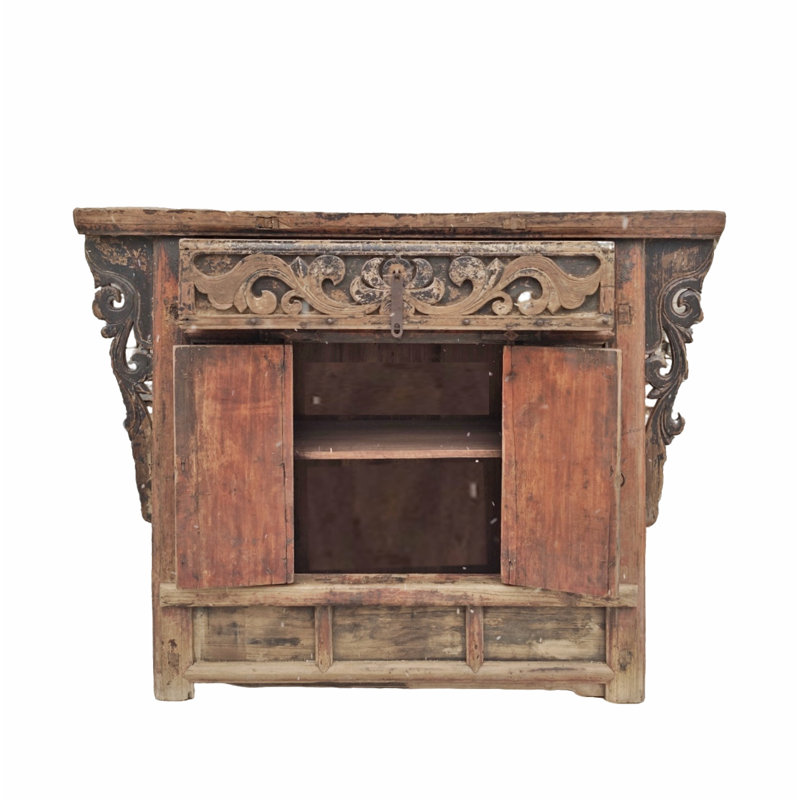Armoire antique en orme sculpté
